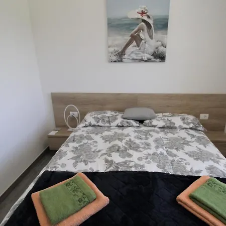House Andrej, Entire Semi-detached House With A Terrace, Parking, 400 M From * Bašanija