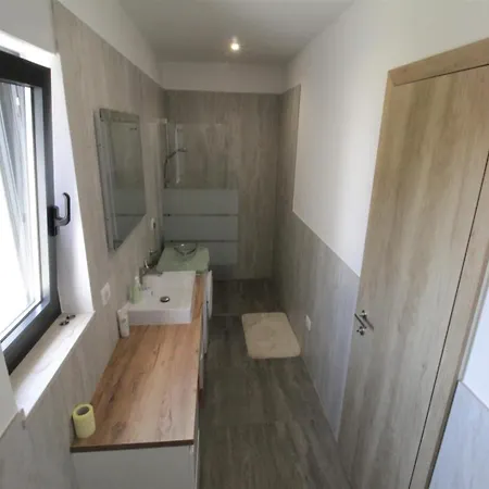 Дом отдыха House Andrej, Entire Semi-detached House With A Terrace, Parking, 400 M From Башания
