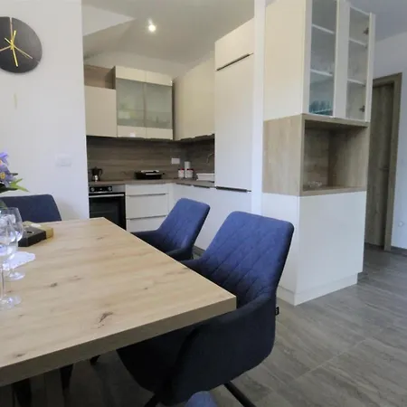 House Andrej, Entire Semi-detached House With A Terrace, Parking, 400 M From * Башания