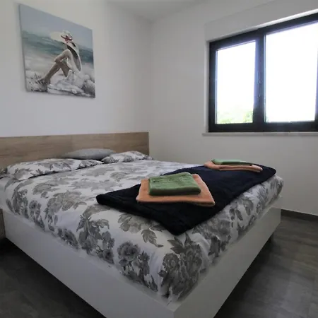 House Andrej, Entire Semi-detached House With A Terrace, Parking, 400 M From בית נופש Bašanija