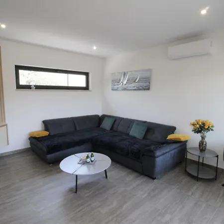 בית נופש House Andrej, Entire Semi-detached House With A Terrace, Parking, 400 M From Bašanija
