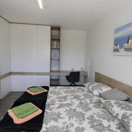 בית נופש House Andrej, Entire Semi-detached House With A Terrace, Parking, 400 M From