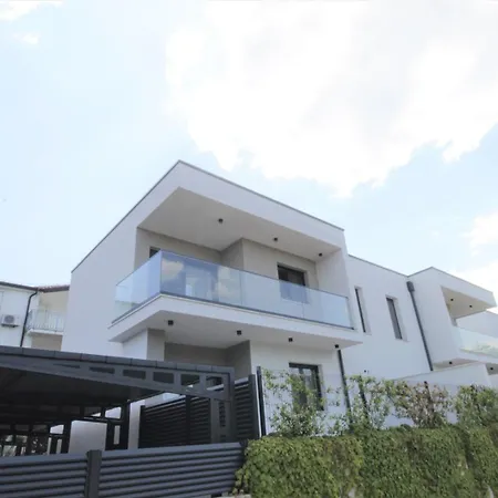 House Andrej, Entire Semi-detached House With A Terrace, Parking, 400 M From
