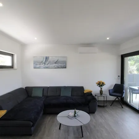 House Andrej, Entire Semi-detached House With A Terrace, Parking, 400 M From Bašanija