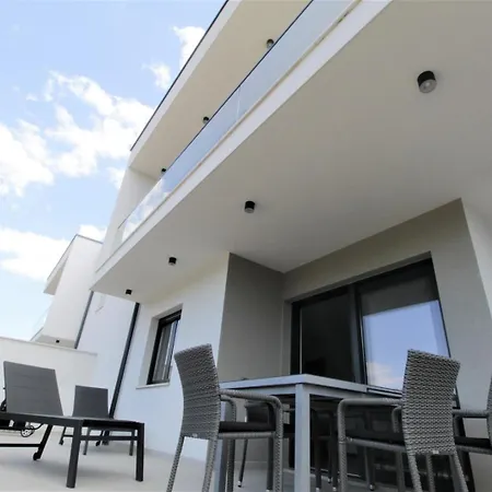 Prázdninový dům House Andrej, Entire Semi-detached House With A Terrace, Parking, 400 M From *
