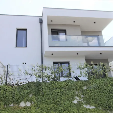House Andrej, Entire Semi-detached House With A Terrace, Parking, 400 M From Башания