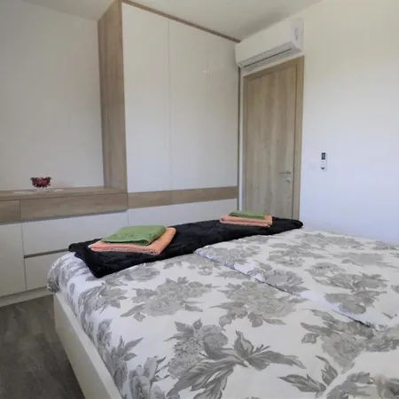 House Andrej, Entire Semi-detached House With A Terrace, Parking, 400 M From *