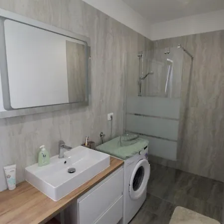House Andrej, Entire Semi-detached House With A Terrace, Parking, 400 M From * Bašanija