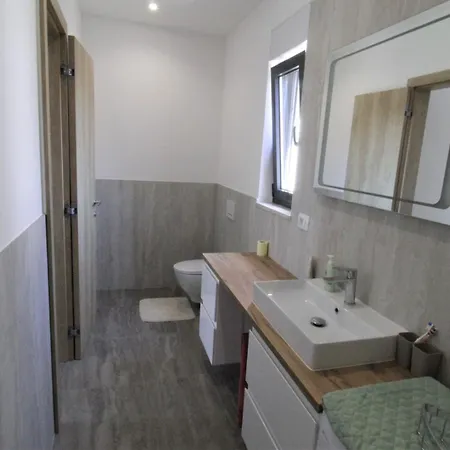 House Andrej, Entire Semi-detached House With A Terrace, Parking, 400 M From Feriehus *