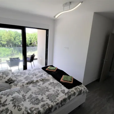 House Andrej, Entire Semi-detached House With A Terrace, Parking, 400 M From *