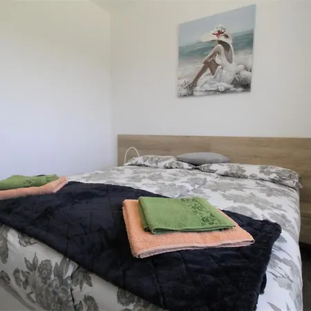 House Andrej, Entire Semi-detached House With A Terrace, Parking, 400 M From Bašanija