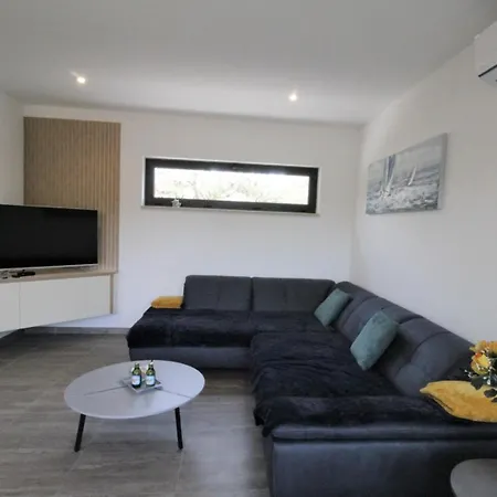 House Andrej, Entire Semi-detached House With A Terrace, Parking, 400 M From Feriehus