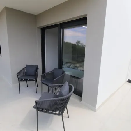 別荘 House Andrej, Entire Semi-detached House With A Terrace, Parking, 400 M From Bašanija
