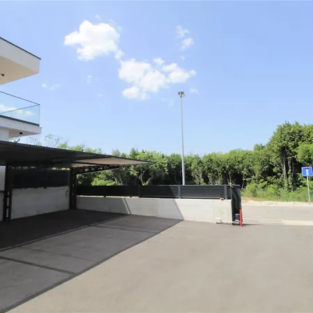House Andrej, Entire Semi-detached House With A Terrace, Parking, 400 M From Bašanija