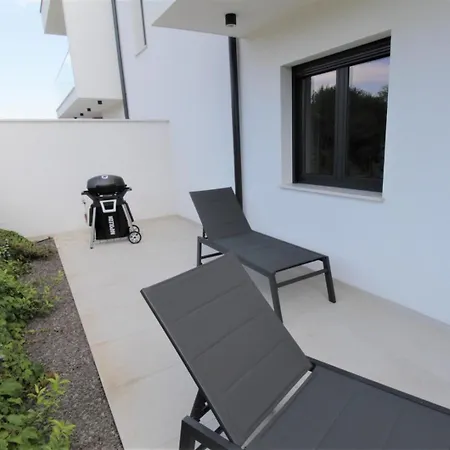 House Andrej, Entire Semi-detached House With A Terrace, Parking, 400 M From * Bašanija