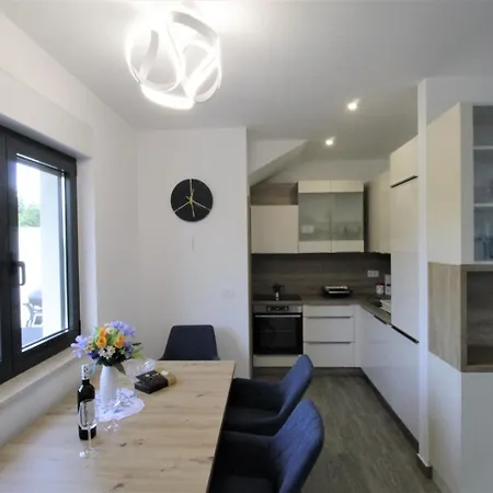 House Andrej, Entire Semi-detached House With A Terrace, Parking, 400 M From Feriehus *