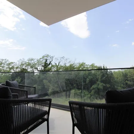 House Andrej, Entire Semi-detached House With A Terrace, Parking, 400 M From Feriehus